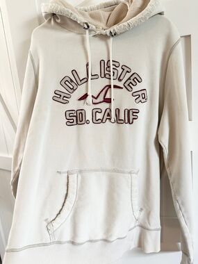 Hollister Men's Cream Hooded Hoodie Pullover with Maroon Logo